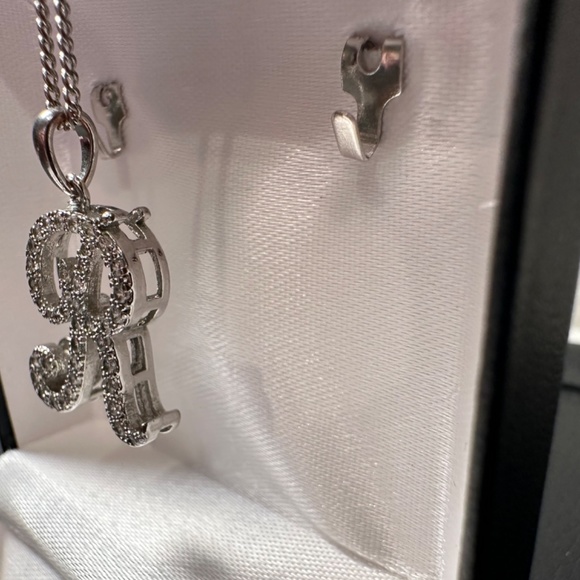 Letter "R" initial necklace - Picture 7 of 8